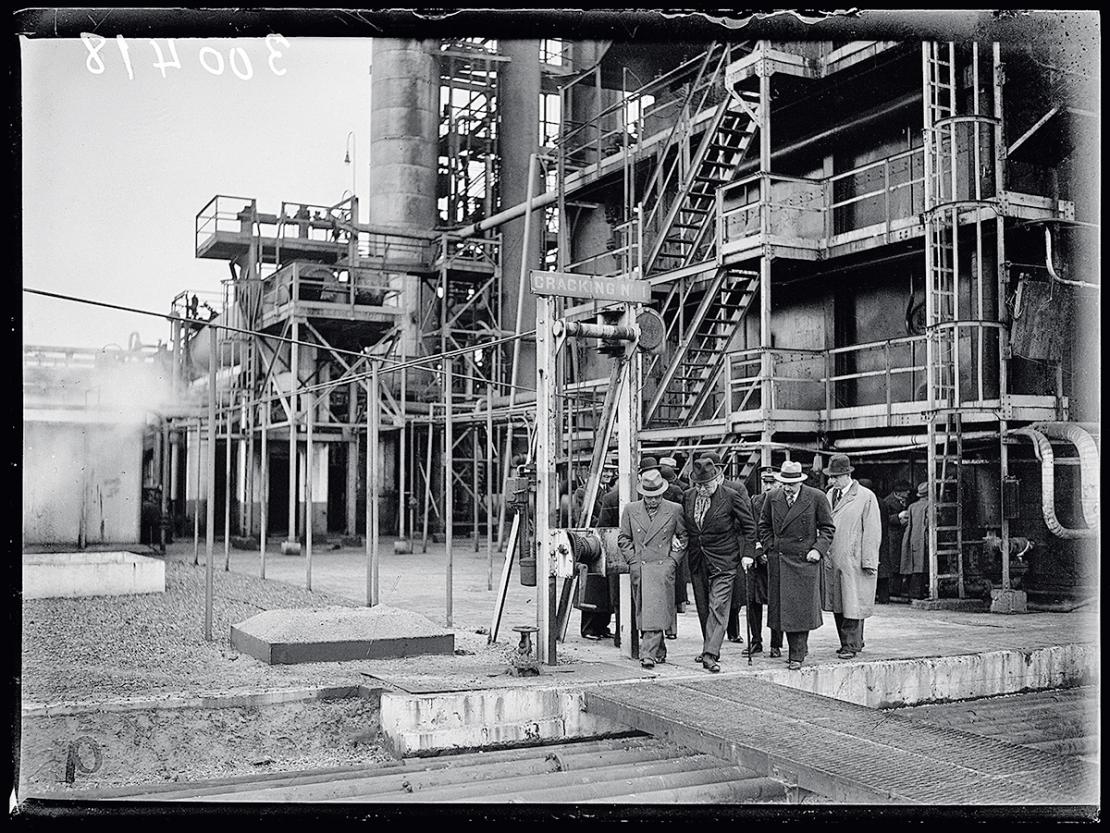 Visite d'Anatole de Monzie, ministre des Travaux publics, aux raffineries de pétrole de Gonfreville, France, 1939
