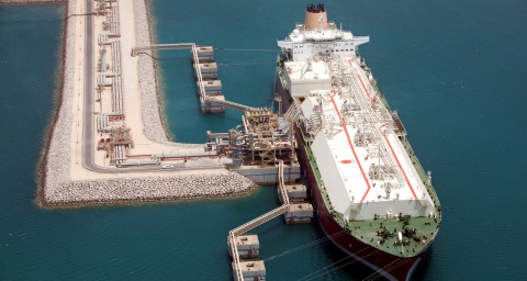 Chargement de gaz naturel liquéfié QGas dans le méthanier ' Al Gattara ', Ras Laffan Industrial City (RLIC) au Qatar