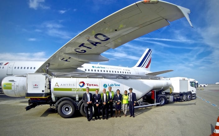 Le PDG d’Air France et l’équipage assiste à un avitaillement en biocarburant Total-Amyris