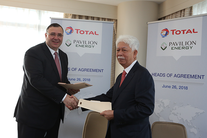 Signature du HoA entre Total (Patrick Pouyanné) et Pavilion Energy (Tan Sri Hassan Marican) portant sur le développement du Gaz Naturel Liquéfié (GNL) comme carburant marin à Singapour