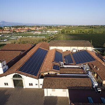 Panneaux solaires installés sur le toit d’un vignoble en Italie