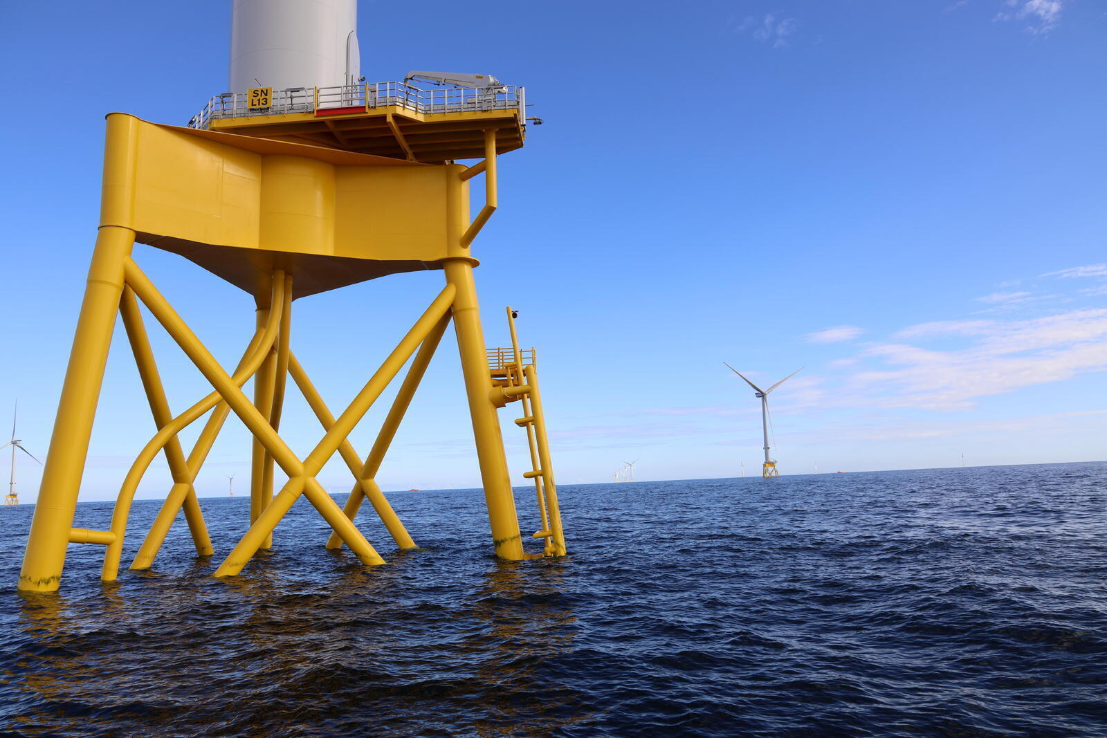 Jacket foundation sur le chantier de construction d'éoliennes offshore Seagreen
