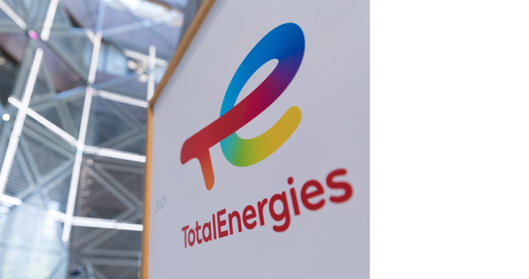Logo TotalEnergies dans la Tour Couple à la Défense
