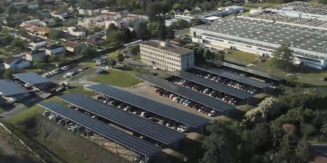 TotalEnergies ont équipé les ombrières de parking du site de Saft à Poitiers de panneaux solaires