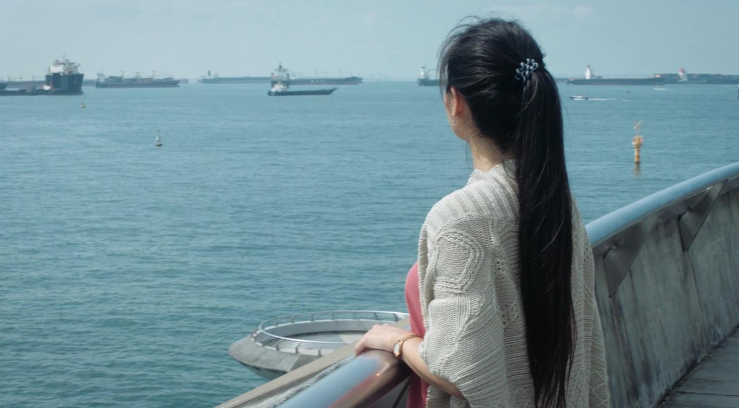 Notre collaboratrice Xin-Fang Chua devant le port de Singapour