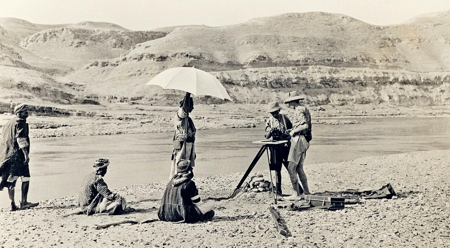 Rapport de mission d'exploration illustré. Djebel Hamrin, Fat Hah, géologue faisant une triangulation. 1925