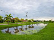 Canal dans la banlieue nord de la capitale Paramaribo au Suriname, Amérique du Sud