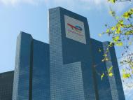 Logo TotalEnergies sur la tour Coupole, France.