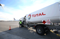 Avitaillement du Vol Air France Lab'Line utilisant le Biocarburant Aviation Total Amyris. Aéroport de Toulouse Blagnac