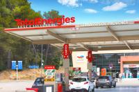 Vue générale de la station-service Les terrasses de Provence sur l'autoroute A8