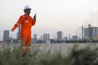 Opérateur à l'usine du complexe pétrochimique Qapco, site industriel de Mesaieed, Qatar
