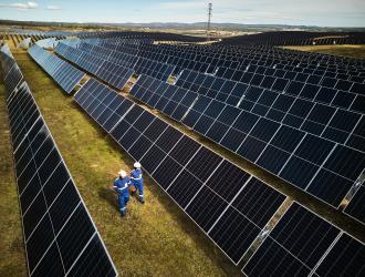 Renouvelables en Europe : TotalEnergies acquiert les activités renouvelables de Shell et cède 50 % d'un portefeuille d'actifs développés à KKR