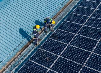 Panneaux solaires sur le toit de l'usine de Tuas à Singapour