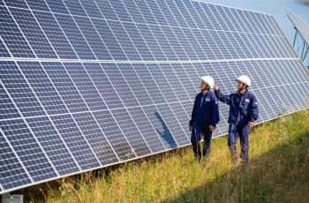 Panneaux solaires - Intervention de maintenance sur le site Eolien de La Fénasse - Herault - France