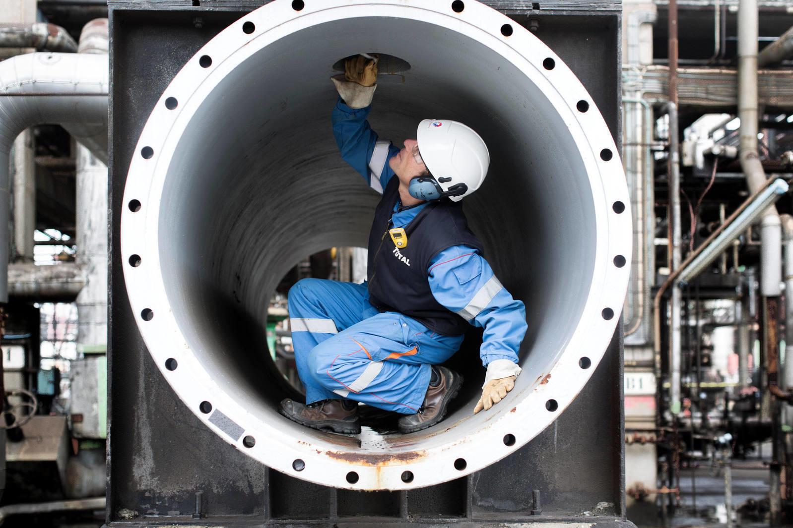 Individu à l’intérieur d’un tuyau avec des équipements de protection individuelle