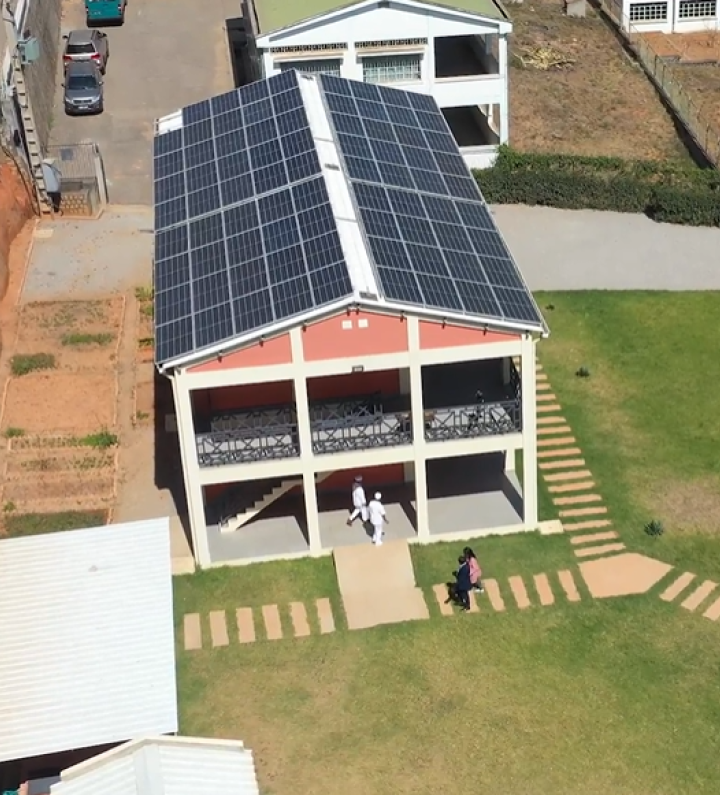 Des panneaux solaires sur un école à Madagascar