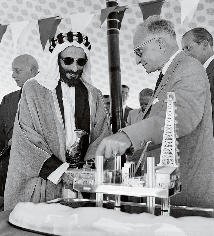 Inauguration dans le palais du Cheikh Shakhbout de l'instalation de la plateforme ADMA sur le champ d'Umm Shaïf, en présence du Cheikh et de Victor de Metz, PDG de la CFP, Abu Dhabi, 1962