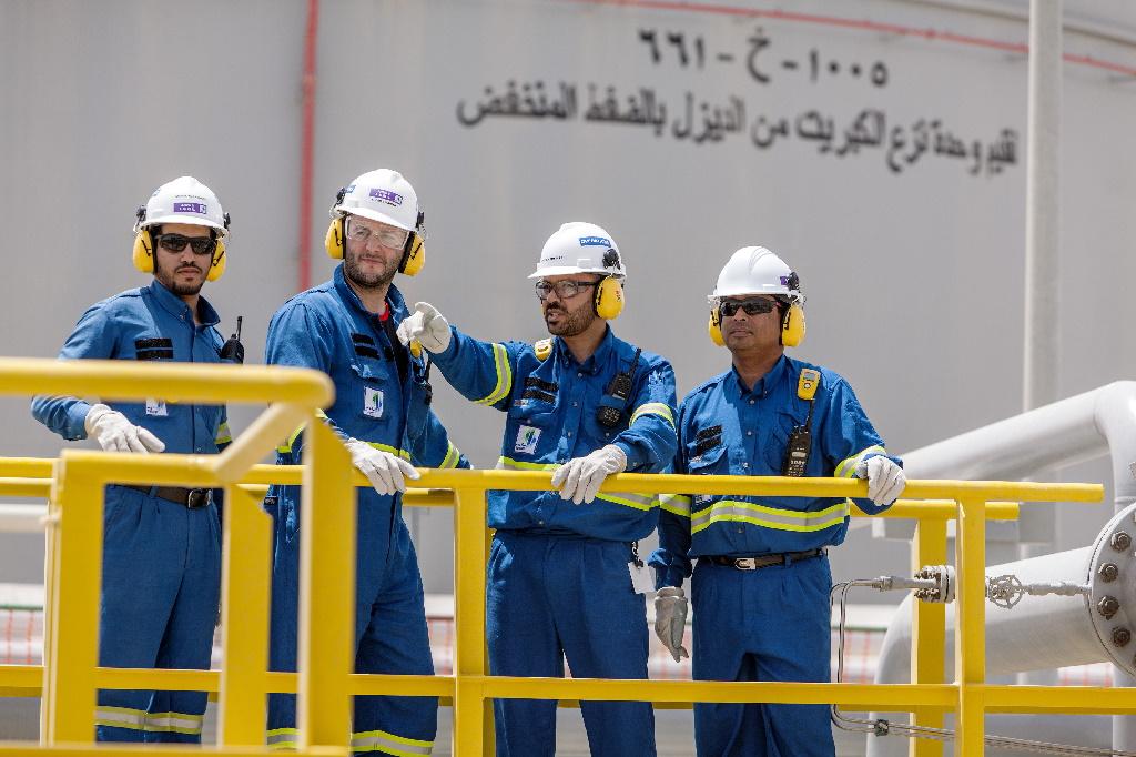 Four operators oversee the commissioning of the Jubail refinery