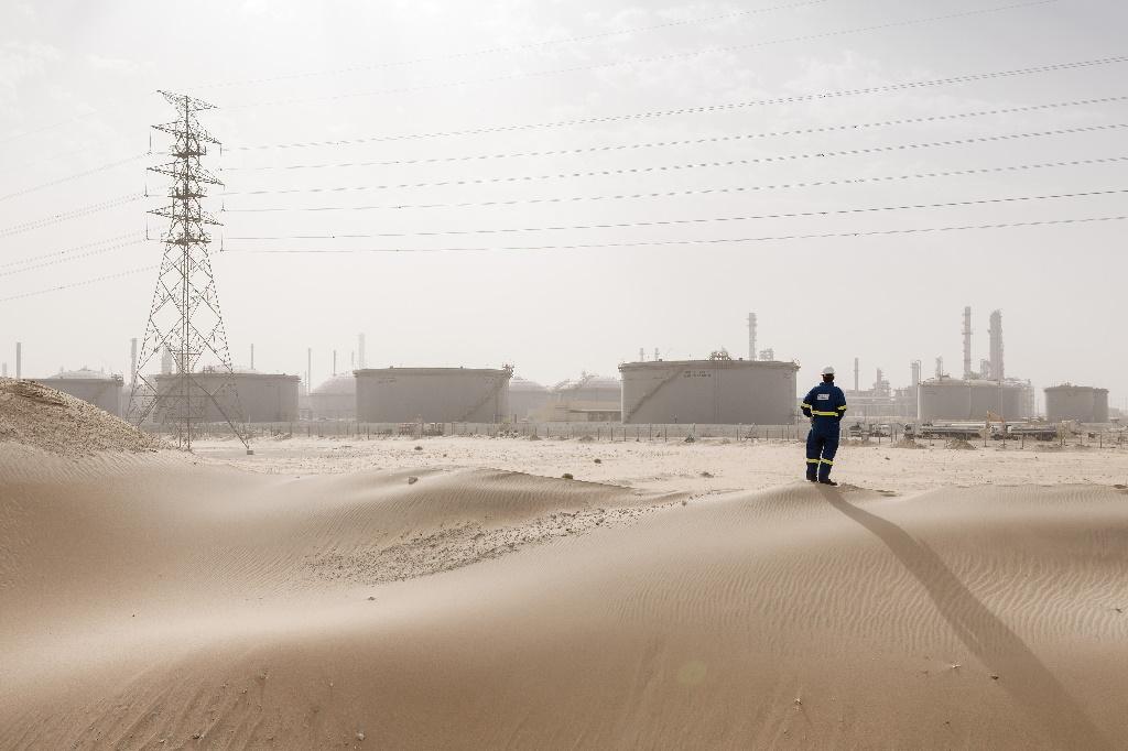 Vue de la raffinerie de Jubail depuis le désert