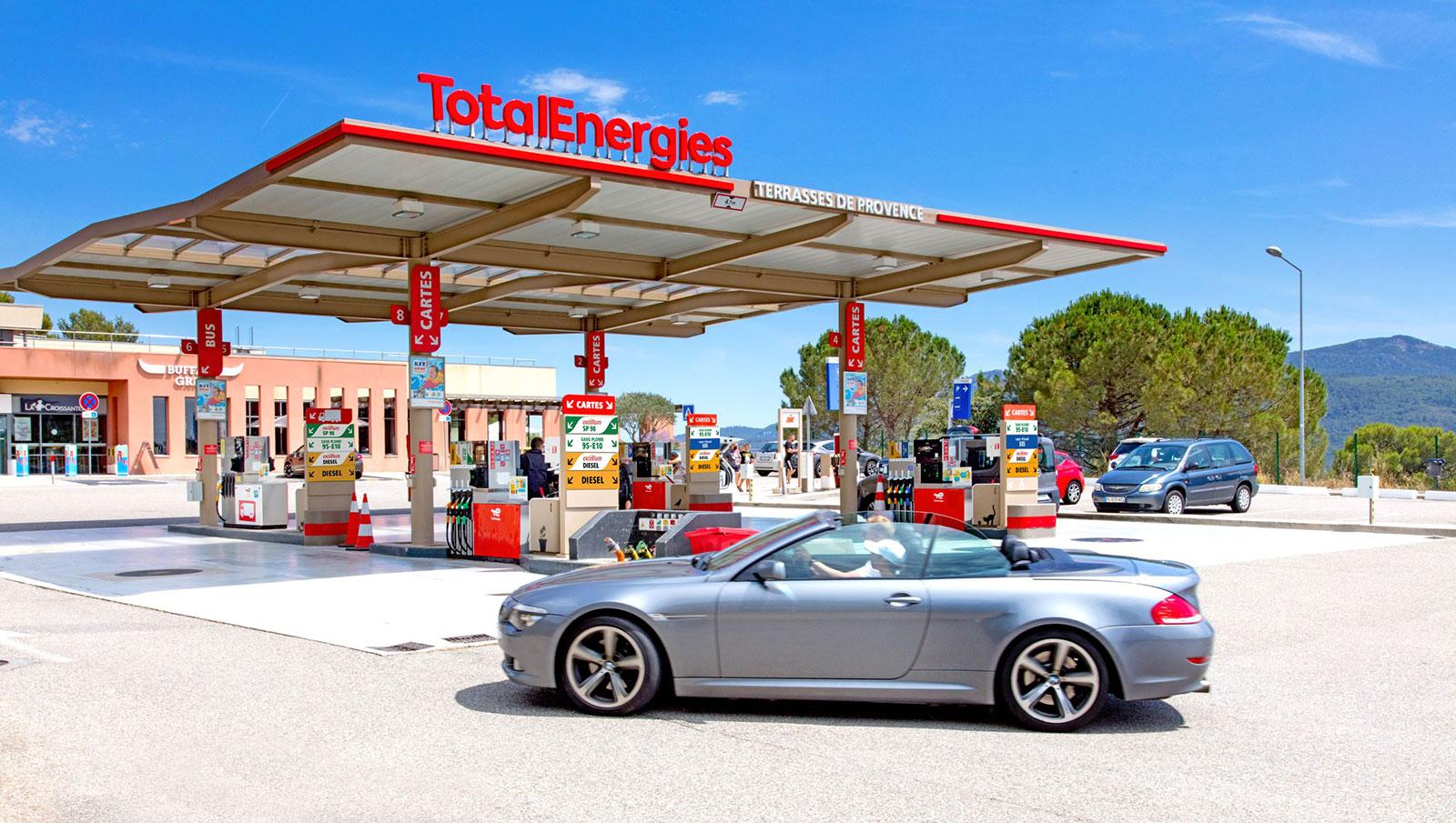 Total clearance charging station