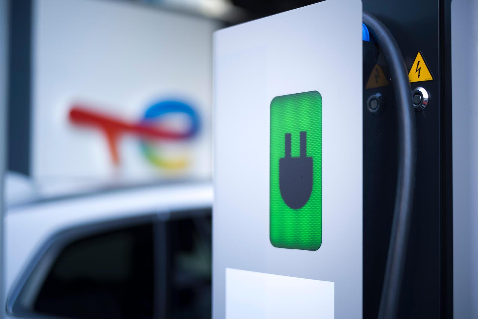 Charging an electric vehicle how does it work TotalEnergies