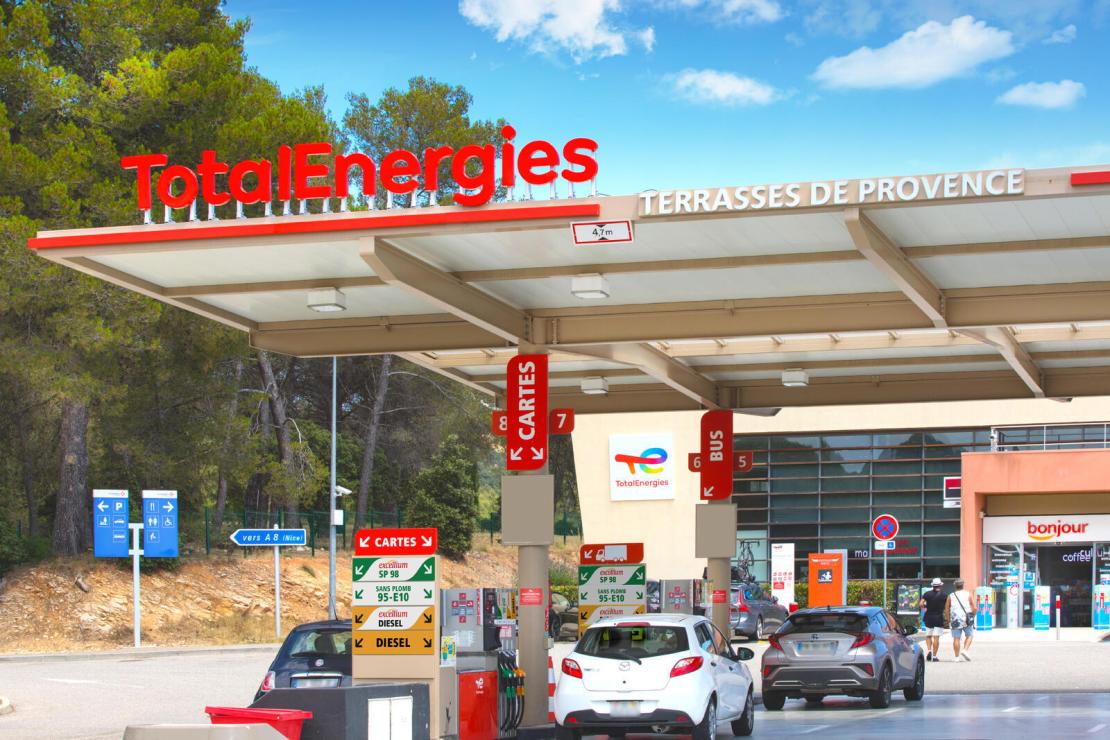 Vue générale de la station-service Les terrasses de Provence sur l'autoroute A8