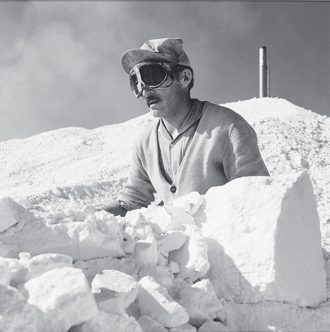 Ouvrier chargeant du soufre solidifié, usine de Lacq, France, 1959