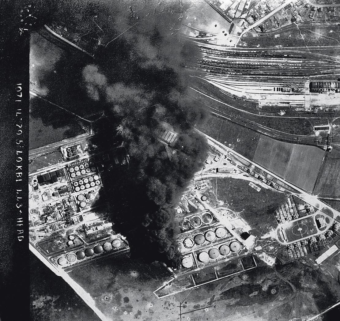 Vue aérienne de la raffinerie de Dunkerque et ses réservoirs en feu, France, 1940