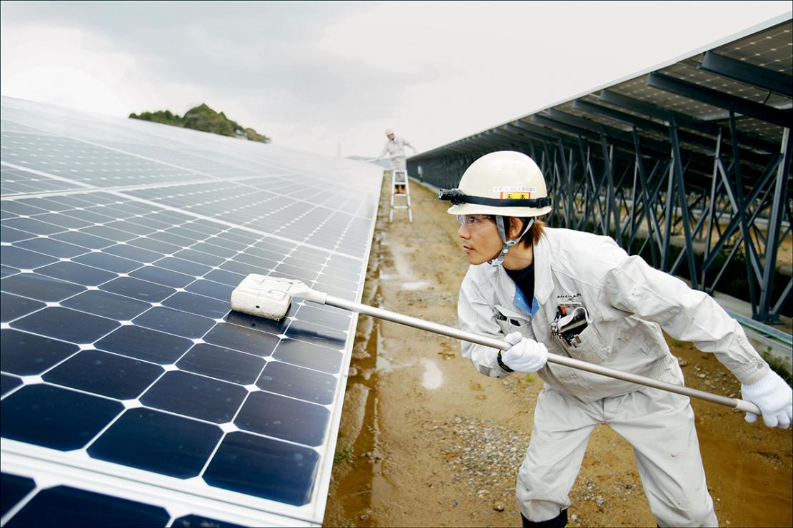 Nettoyage des panneaux solaires sur la centrale solaire de Nanao, Japon, 2017
