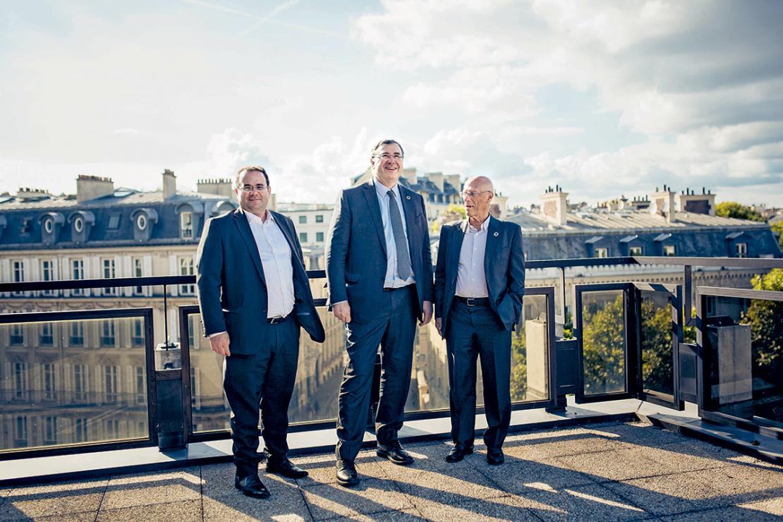 Patrick Pouyanné, entouré de Pâris Mouratoglou (à droite), président de Eren Renewable Energy, et David Corchia, directeur général, lors de l'entrée de Total au capital de Eren Renewable Energy, France, 2017