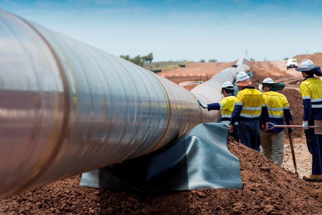 Projet Gladstone LNG : opérateurs installant un gazoduc