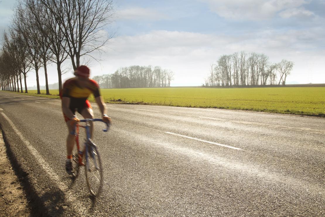 Cycliste roulant sur une route de France
